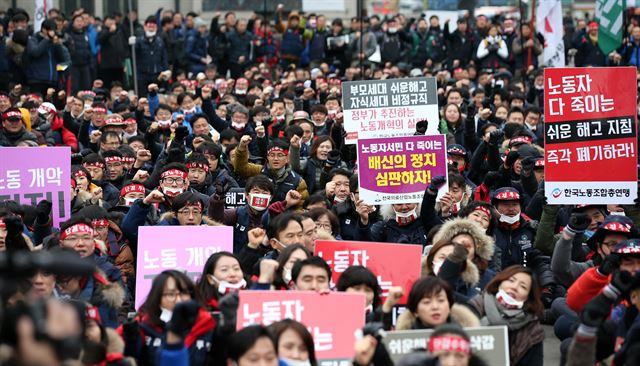 한국노총 조합원들이 29일 서울역 광장에서 열린 전국단위노조 대표자 총력투쟁 결의대회’에서 정부의 양대지침 등 노동개악 중단 구호를 외치고 있다. 연합뉴스