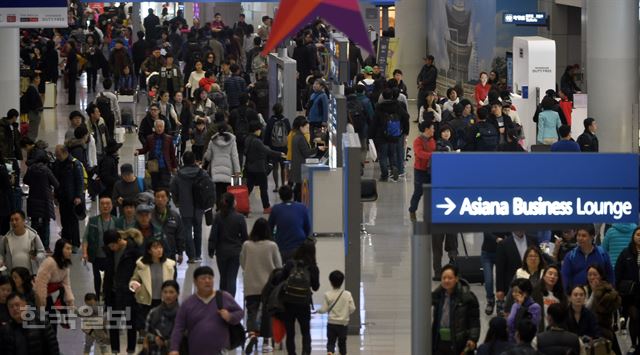 인천공항 출국장 전경 한국일보 자료사진