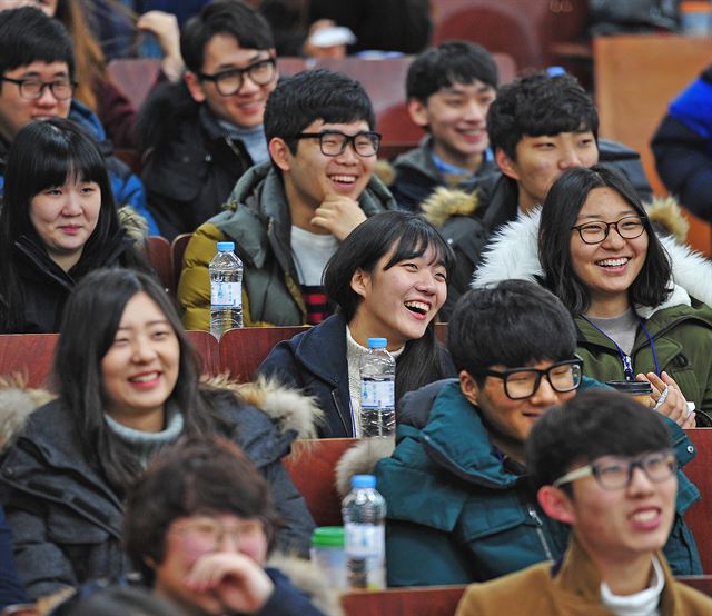 지난 달 28일 오전 서울 광진구 능동로 건국대학교 경영관에서 열린 2016학년도 대입 수시전형 합격생들의 '건국대 KU새내기 한마당'에 참가한 합격생들이 멘토 선배 학생들로부터 대학생활에 관한 안내를 들으며 활짝 웃고 있다. 연합뉴스