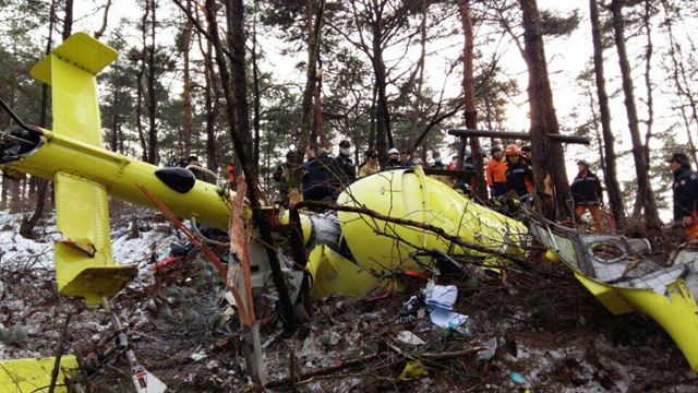 30일 오후 2시 58분쯤 전북 김제시 금산면 모악랜드 앞 인근 야산에서 산불 감시용 헬기가 추락해 조종사 1명이 숨졌다. 소방당국과 경찰은 정확한 사고 경위를 파악 중이다. 뉴스1