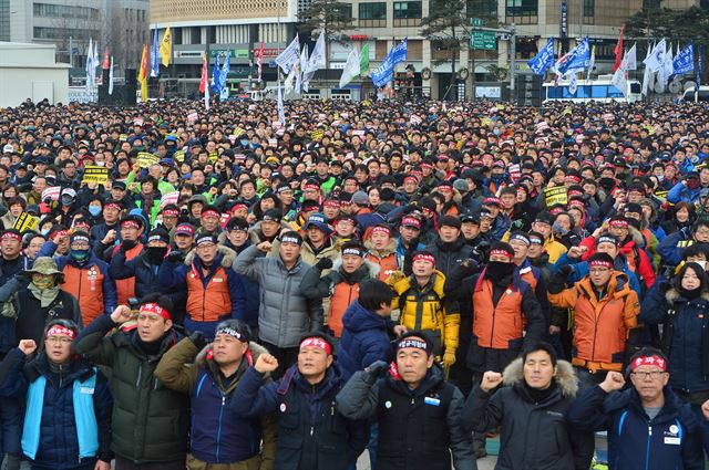 민주노총 산하조직과 단위사업장 조합원 5,000 명이 30일 오후 서울광장에서 열린 '총파업 승리 전국 노동자대회'에서 구호를 외치고 있다. 뉴스1