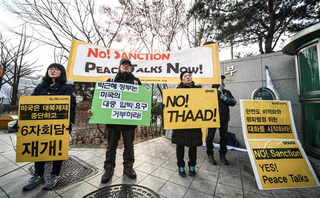 토머스 섀넌 미국 국무부 정무차관 내정자가 윤병세 외교부 장관을 예방한 지난 28일 오전 서울 종로구 외교부 정문 앞에서 평화와 통일을 여는 사람들(평통사)이 기자회견을 하고 있다. 평통사는 “북한의 탄도미사일 공격에 대한 방어 효용성이 낮은 사드 배치와 한미일 정보 공유 채널 구축에 반대한다”고 주장했다. 연합뉴스