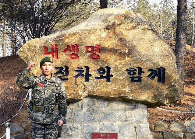 지난 17일 대구지하철 승강장에서 선로로 추락한 시각장애인을 구한 해병대 2사단 전차대대 소속 최형수(25) 병장. 해병대 제공