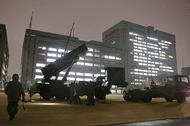 일본 방위성 청사에 배치되는 패트리엇. 도쿄 AFP=연합뉴스 자료사진