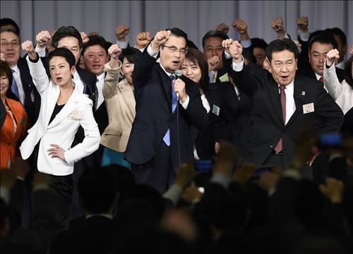 오카다 대표(가운데) 등 일본 민주당 의원들이 지난 30일 정기 당대회에서 구호를 외치고 있다. 교도=연합뉴스