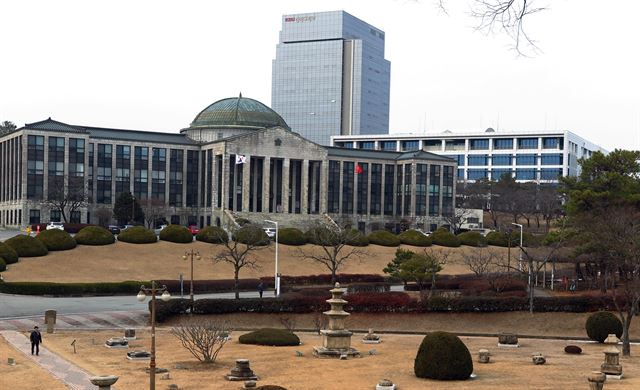 경북대 대구 산격동캠퍼스 전경. 경북대의 상징격인 본관건물 뒤로 중앙도서관(오른쪽), 그 뒤로 경북대글로벌프라자가 우뚝 솟아 있다. 정광진기자 kjcheong@hankookilbo.com