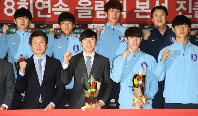 카타르 도하에서 열린 2016 아시아축구연맹(AFC) U-23 챔피언십에서 준우승을 차지한 올림픽 축구대표팀이 31일 오후 영종도 인천국제공항을 통해 귀국해 기념 촬영을 하고 있다. 영종도=연합뉴스