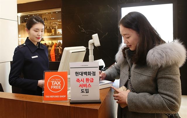 현대백화점 압구정본점 '외국인 부가세 즉시 환급' 계산대에서 중국인 관광객이 결제하고 있다. 현대백화점 제공