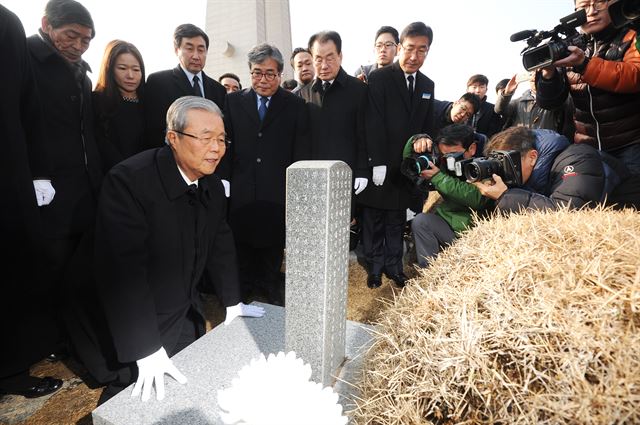 김종인 더불어 민주당 비상대책위원장이 31일 오전 광주 국립 5ㆍ18 민주묘지에서 참배를 하고 있다. 김 비대위원장은 이날 참배 후 과거 국보위 참여에 대해 거듭 사과했다. 광주=뉴스1