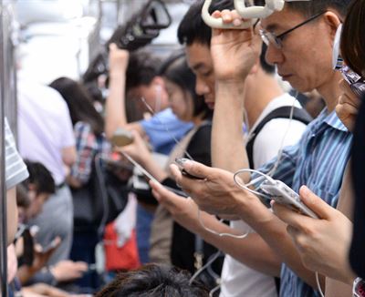 출근길, 시민들이 지하철에서 스마트폰을 들여다보고 있는 모습. 한국일보 자료사진