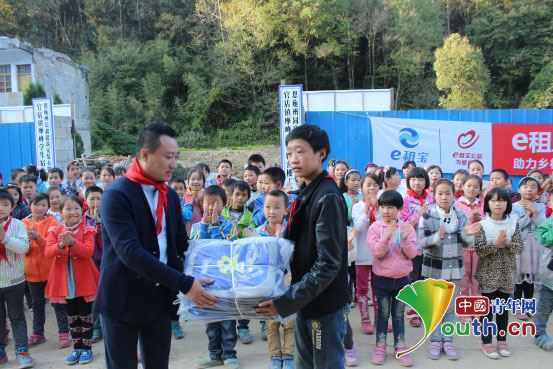 시골 학교를 방문, 학용품을 전달하는 e쭈바오. 출처 중국청년망