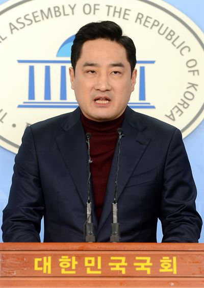 강용석 전 의원이 지난달 31일 국회 정론관에서 20대 총선 서울 용산 출마를 선언하고 있다. 고영권기자 youngkoh@hankookilbo.com