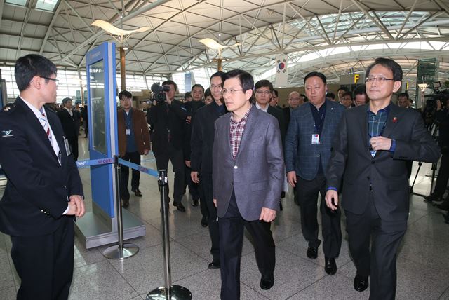 황교안 국무총리가 지난달 30일 인천공항 내 보안검색장을 직접 찾아 출입국 시스템을 점검하고 있다. 연합뉴스.