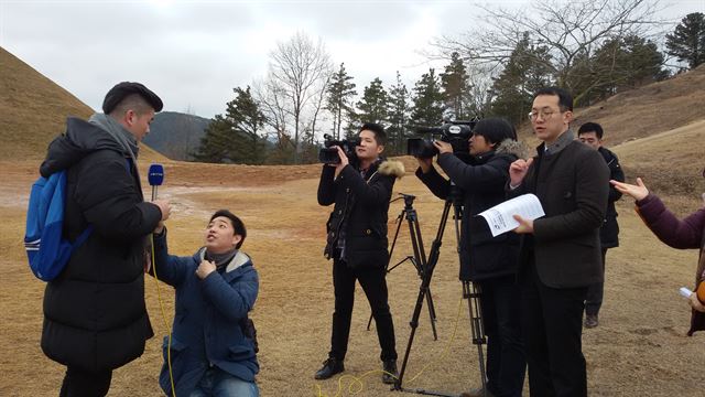 중국 절강성 항주TV 방송팀이 경북 고령군 지산동고분군에서 ‘여유신지표’라는 프로그램 촬영을 하고 있다. 고령군 제공