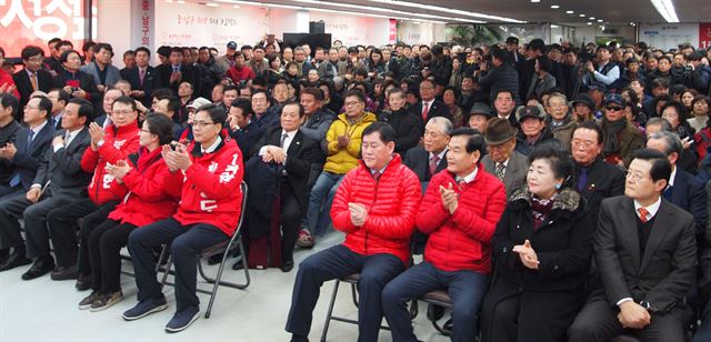 1일 대구 중남구 새누리당 곽상도 예비후보의 선거사무소 개소식에는 최경환, 서상기 의원 등이 참석했으나 정작 진박회동 참석 6인 중에는 윤두현 대구 서구 예비후보만 참석했다. 배유미기자 yum@hankookilbo.com/2016-02-01(한국일보)