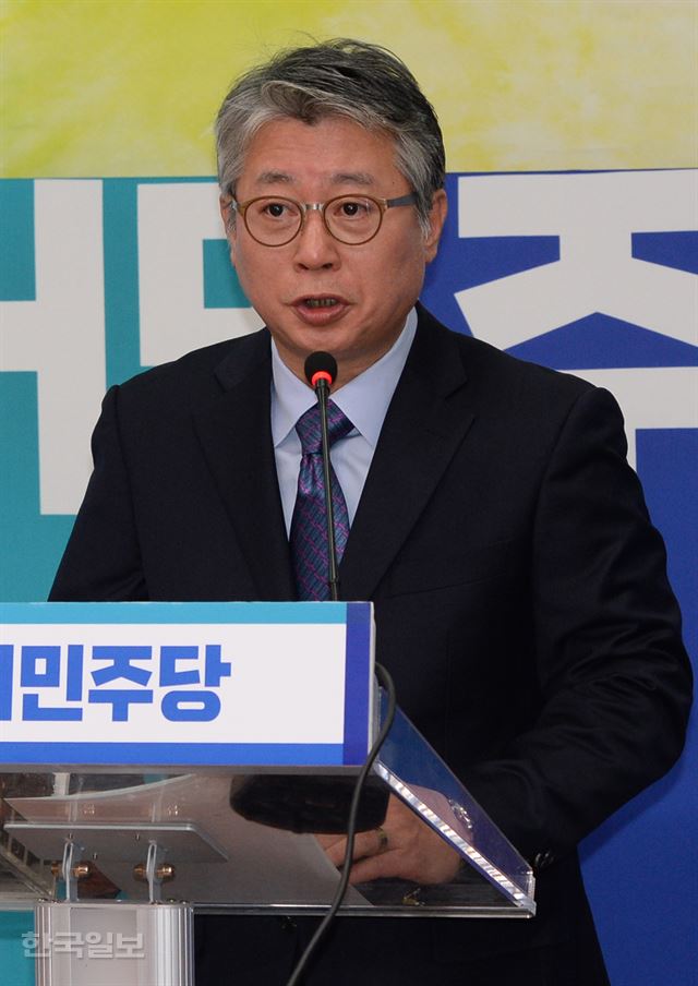 조응천 전 청와대 공직기강비서관이 2일 국회에서 더불어민주당 입당 기자회견을 열고 입당인사를 하고 있다. 오대근기자 inliner@hankookilbo.com