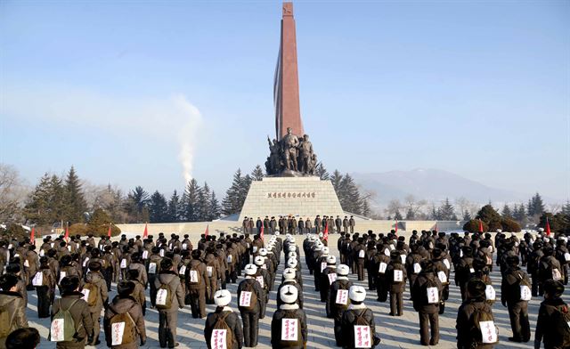 북한 조선중앙방송은 김정일 국방위원장의 생일인 광명성절(2월16일)을 앞둔 지난 1일 혜산시 보천보전투승리기념탑 앞에서 김정일 '고향집' 답사행군대의 출발모임이 진행됐다고 2일 보도했다. 연합뉴스