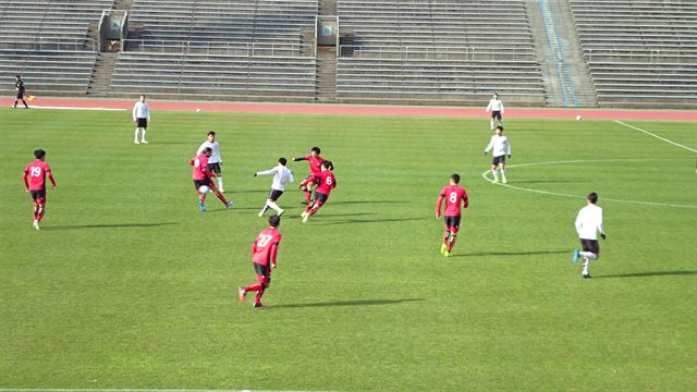 FC서울(빨간색 유니폼)이 2일 일본 가고시마현 고쿠부 체육공원에서 중국 프로축구 옌볜FC와 연습경기를 치르고 있다. FC서울 제공