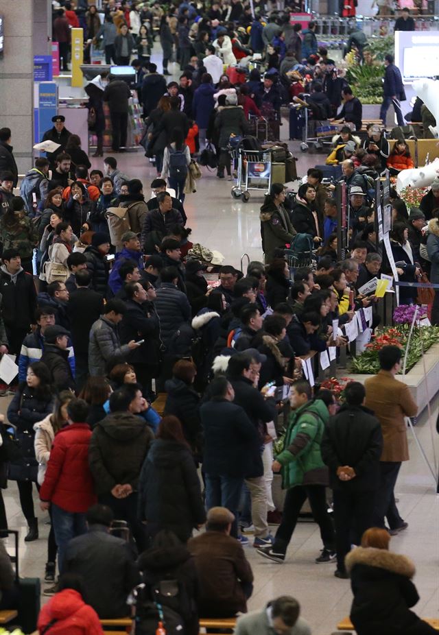 지난 1일 오전 입국승객과 환영객으로 붐비는 인천공항 입국장. 영종도=연합뉴스