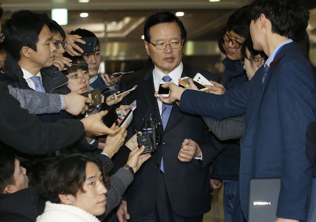 정의화 국회의장이 3일 오전 국회 출근길에 쟁점법안 처리 등에 관한 취재진 질문에 답하고 있다. 연합뉴스