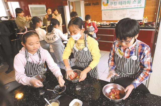 3일 오후 서울 성동구 금호동에서 진행된 '쿠킹테라피'에서 아이들이 불고기용 소고기를 손질하고 있다. 중구청제공