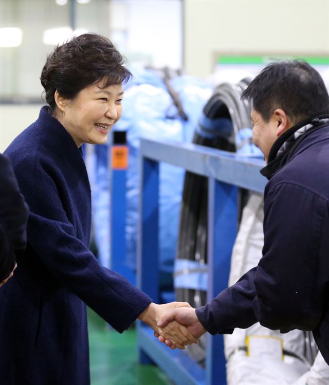 박근혜 대통령이 3일 경기 안산시의 반월시화 국가산업단지 내 한 중소기업을 찾아 생산라인의 직원과 악수하며 격려하고 있다. 홍인기기자 hongik@hankookilbo.com