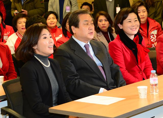 3일 국회 의원회관에서 열린 새누리당 제20대 총선 여성 예비후보자대회에서 나경원(맨 왼쪽) 의원과 김무성 대표, 김희정 의원이 나란히 앉아 있다. 오대근기자 inliner@hankookilbo.co.kr