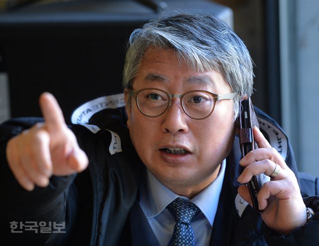 조응천 전 청와대 공직비서관이 3일 오후 서울 서교동의 한 카페에서 한국일보와 인터뷰 하던 중 전화를 받고 있다. 신상순선임기자 sshin@hankookilbo.com