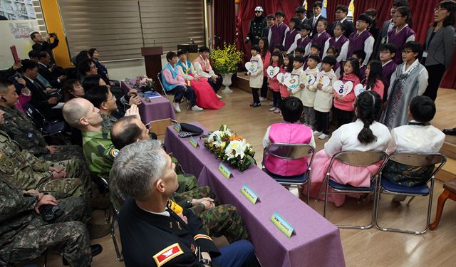 DMZ내에 위치한 대성동초등학교 졸업식이 열린가운데 축하공연이 열리고 있다. 사진공동취재단