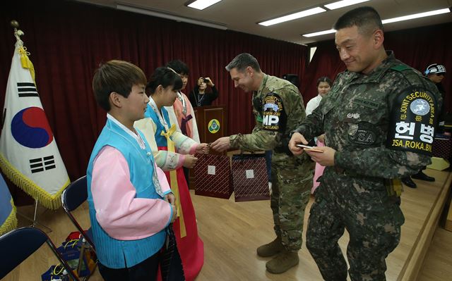 비무장지대(DMZ) 내 유일한 학교인 경기도 파주 대성동초등학교에서 4일 열린 47회 졸업식에서 한미 JSA경비대대장들이 졸업생들에게 기념 선물을 전달하고 있다. 사진공동취재단