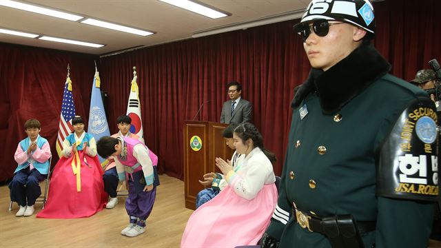 비무장지대(DMZ) 내 유일한 학교인 경기도 파주 대성동초등학교에서 4일 열린 47회 졸업식에서 진영진 교장이 졸업생들에게 졸업장을 전달하고 있다. 사진공동취재단