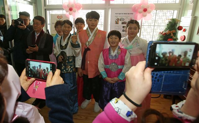 비무장지대(DMZ) 내 유일한 학교인 경기도 파주 대성동초등학교에서 4일 열린 47회 졸업식에서 학부모들이 졸업생들을 휴대폰 카메라로 촬영하고 있다. 사진공동취재단