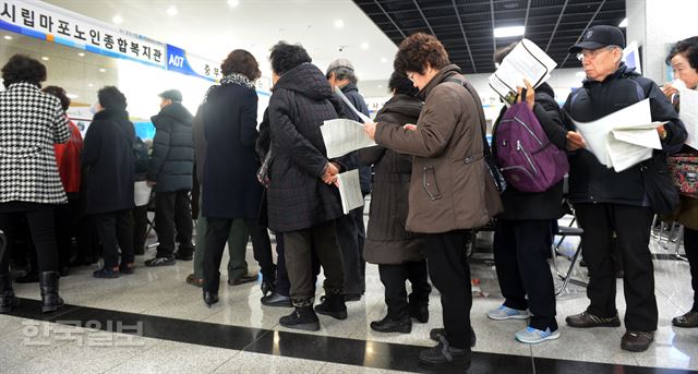 4일 마포구청에서 열린 '노인일자리 및 사화활동지원사업 통합 모집' 행사에 참석한 어르신들이 줄지어 서서 구직 신청서를 접수 하고 있다.신상순 선임기자ssshin@hankookilbo.com