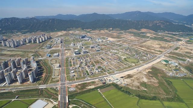 충남도청 등 공공기관과 아파트 단지만 덩그러니 들어선 충남 내포신도시 전경. 충남도 제공