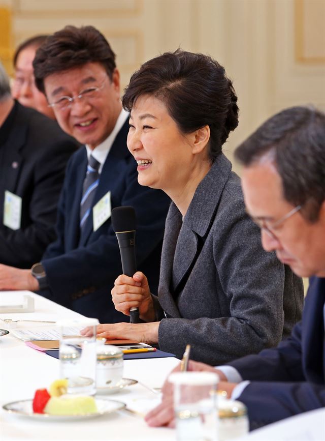 박근혜 대통령이 4일 청와대에서 가진 사립대학교 총장들과의 간담회에서 인사말을 하고 있다. 홍인기기자 hongik@hankookilbo.com