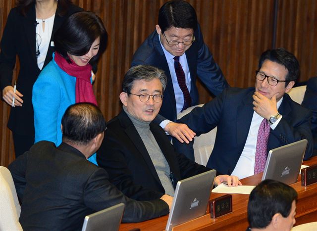 새누리당 20대 총선 공천관리위원장에 선임된 이한구 의원이 4일 국회 본회의장에서 동료 의원들의 축하 인사를 받고 있다. 오대근기자 inliner@hankookilbo.com