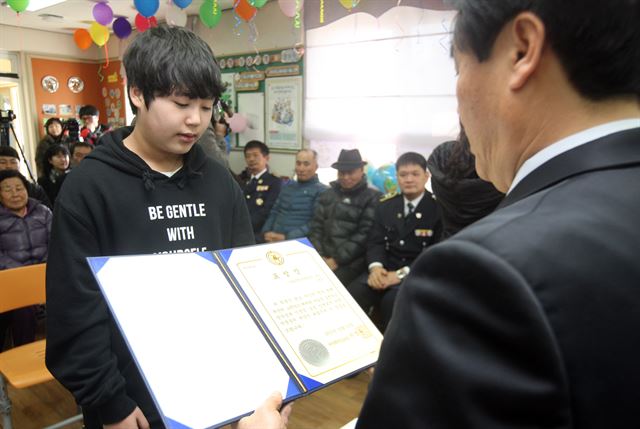 5일 국토 최남단인 제주 서귀포시 마라도의 가파초 마라분교에서 이 학교의 유일한 학생인 김영주군이 졸업했다. 연합뉴스.