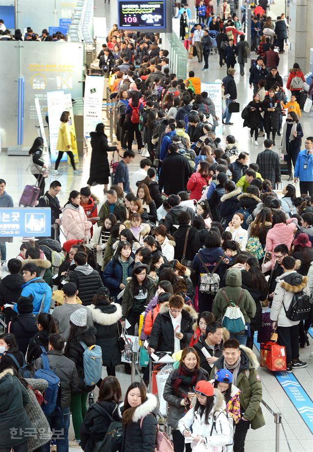 [저작권 한국일보] 5일 오전 설연휴을 이용 해외여행을 떠나는 사람들이 인천국제공항 출국장에 길게 줄지어 서있다. 신상순 선임기자ssshin@hankookilbo.com