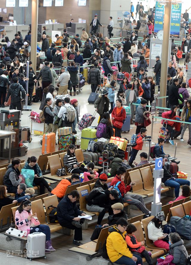 [저작권 한국일보] 5일 오전 설연휴을 이용 출국 하는 해외여행객들이 인천국제공항을 가득 메우고 출국 준비를 하고 있다. 2016.02.05 신상순 선임기자ssshin@hankookilbo.com /2016-02-05(한국일보)