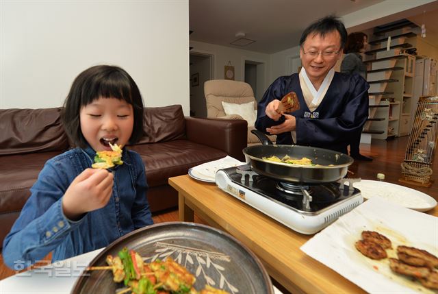 전 부치기가 여성의 노동이 아니라 온 가족의 이벤트일 때 명절은 더욱 즐겁다. 신상순 선임기자 ssshin@hankookilbo.com