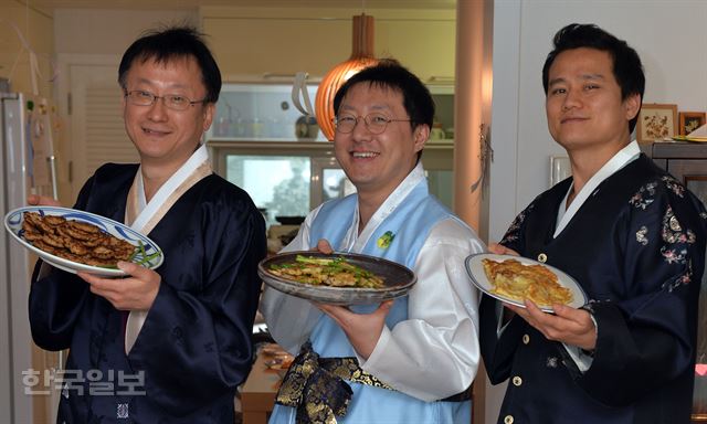 거칠고 투박해도 맛있다. 조금 타도 맛있다. 온 가족이 함께 부친 전이라면. 신상순 선임기자 ssshin@hankookilbo.com