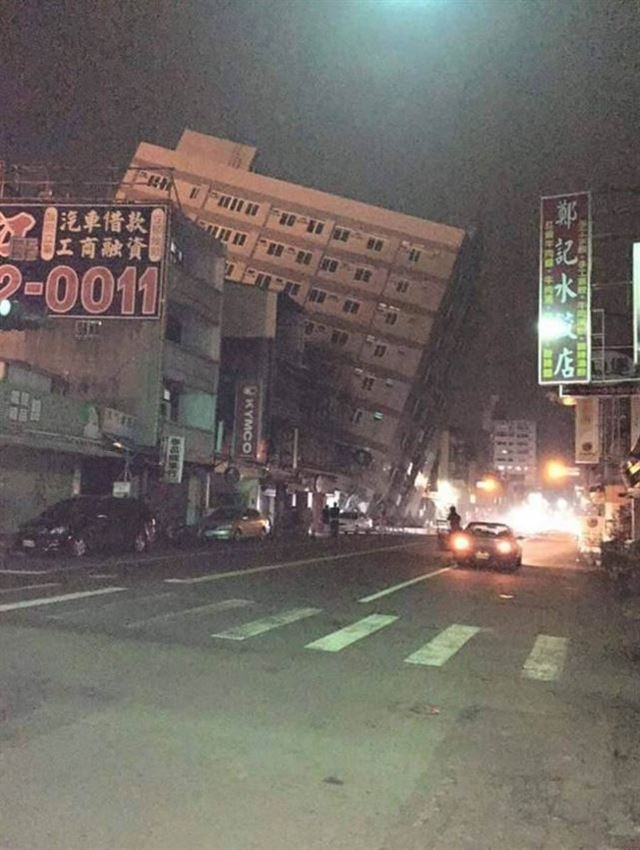 6일(현지시간) 오전 3시57분쯤 대만 남부에서 규모 6.7의 강진이 발생해 대만 남부 타이난(台南) 시내 건물 여러 채가 붕괴됐다. 차이나타임스 캡쳐ㆍ연합뉴스