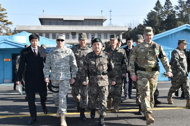 이순진(왼쪽서 네 번째) 합참의장과 커티스 스캐퍼로티(두 번째) 한미연합사령관이 6일 경기 파주의 판문점 공동경비구역(JSA)을 방문해 북한의 장거리 로켓(미사일) 발사 위협에 대응한 강력한 한미 연합방위태세를 점검하고 있다. 합참 제공