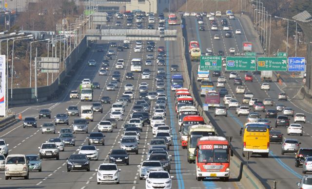 설 명절 연휴가 시작된 6일 경기 성남시 궁내동 서울톨게이트 경부고속도로에 귀성차량이 증가하고 있다. 뉴스1