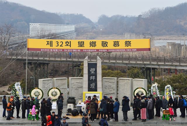 설날인 8일 오전 경기도 파주시 임진각 망배단에서 실향민 가족들이 북녘을 향해 차례를 지내고 있다. 파주=뉴스1