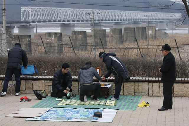 설날인 8일 경기도 파주시 임진각에서 실향민 가족이 북녘을 향해 차례상을 준비하고 있다. 파주=연합뉴스