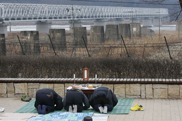 설날인 8일 경기도 파주시 임진각에서 실향민 가족이 북녘을 향해 절하고 있다. 파주=연합뉴스