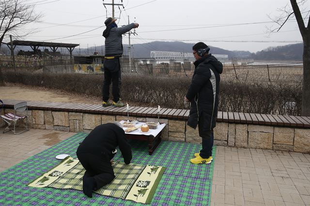 설날인 8일 경기도 파주시 임진각에서 실향민 가족이 북녘을 향해 절하고 있다. 파주=연합뉴스