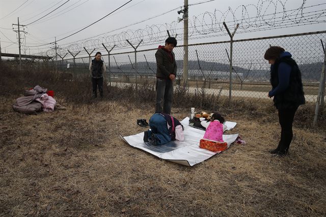 설날인 8일 경기도 파주시 임진각에서 실향민 가족이 북녘을 향해 절하고 있다. 파주=연합뉴스