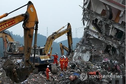 지난해 12월 20일 중국 광둥성 선전시에서 산사태가 나자, 구조대가 무너진 건물 잔해를 치우며 생존자 구조활동을 하고 있다. 연합뉴스